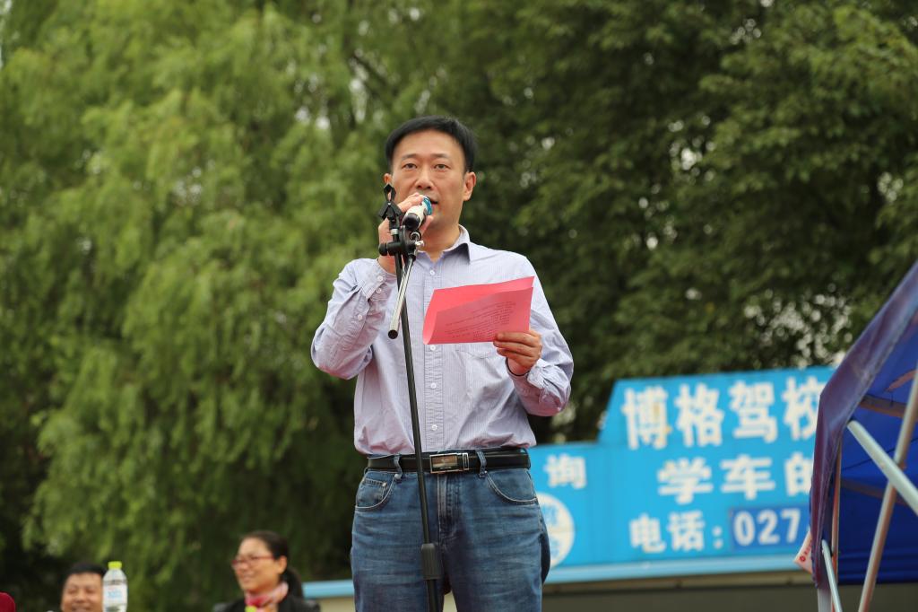 学生工作处处长王贞志主持阅兵大会